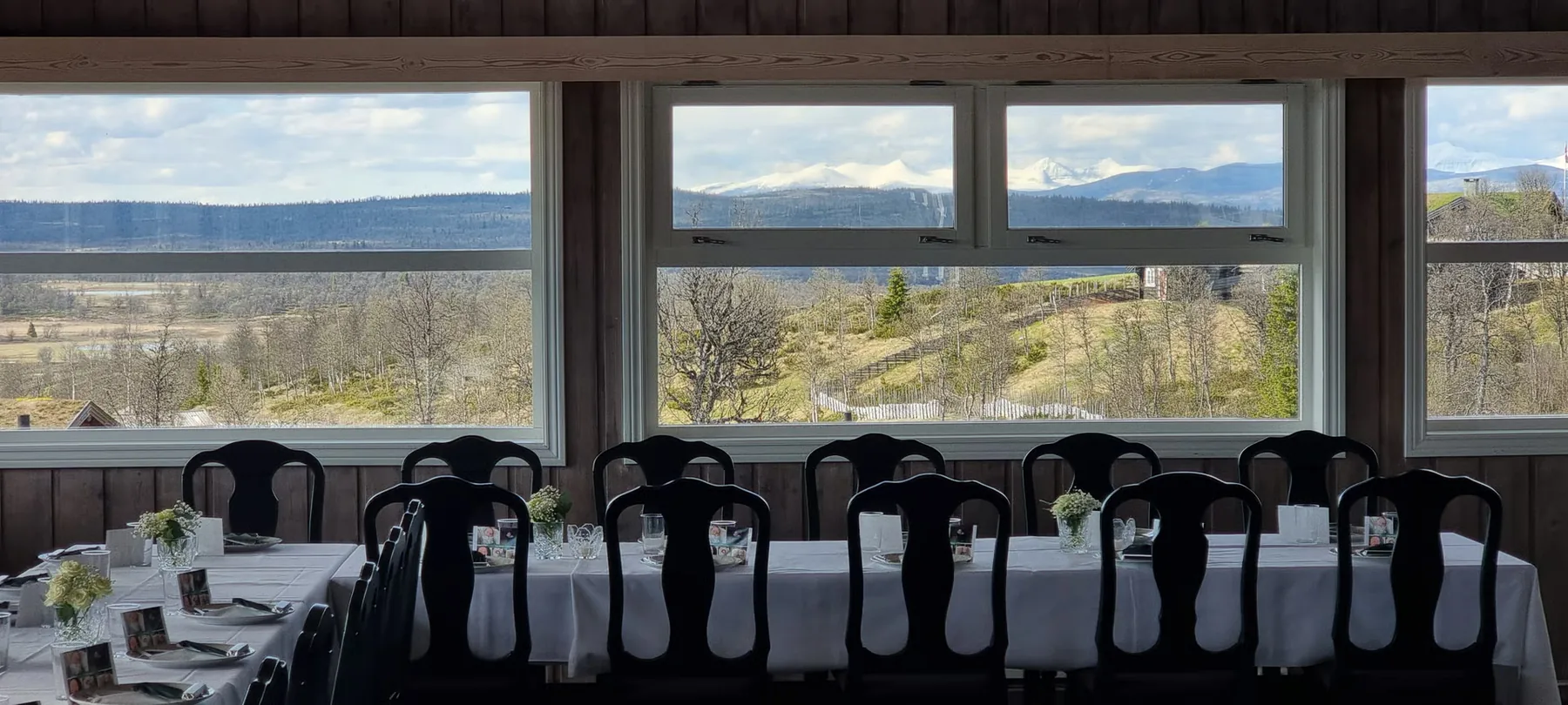 Dekket bord med panoramautsikt