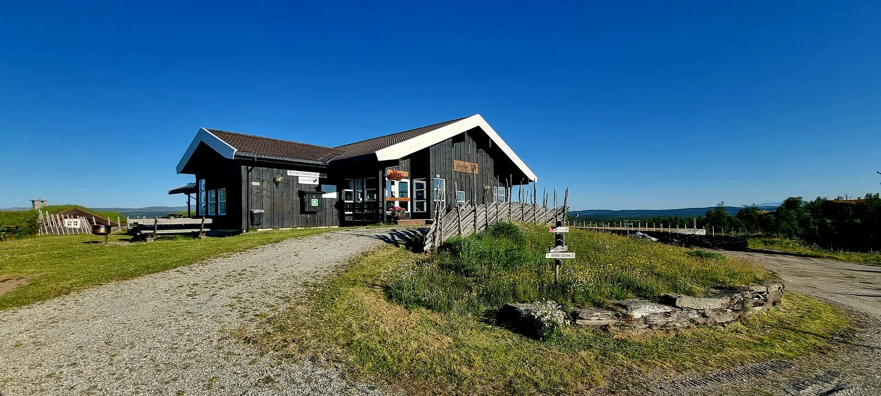 Fjellstua en sommerdag