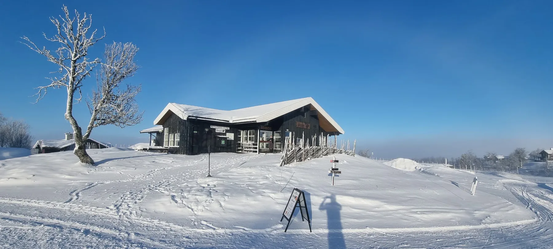 Fjellstua i vintersol